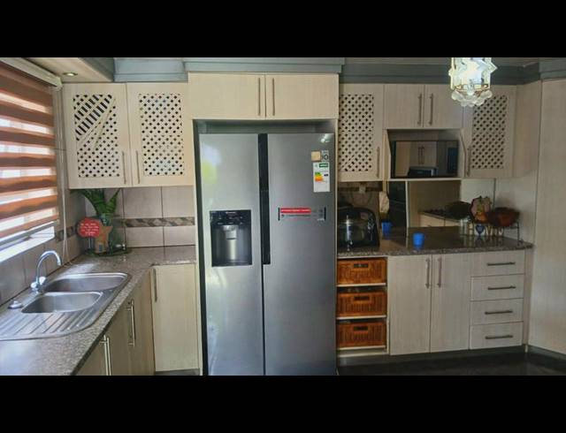 5 BEDROOM HOUSE FOR SALE IN FLORA PARK